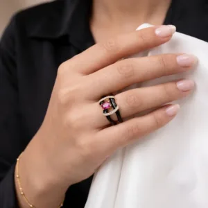 Noir Frame golden 925 silver ring styled on hand with black outfit