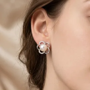 Pearl-look floral 925 silver stud earring worn on ear